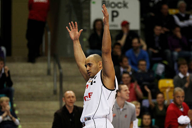 的年轻前锋 的年轻前锋